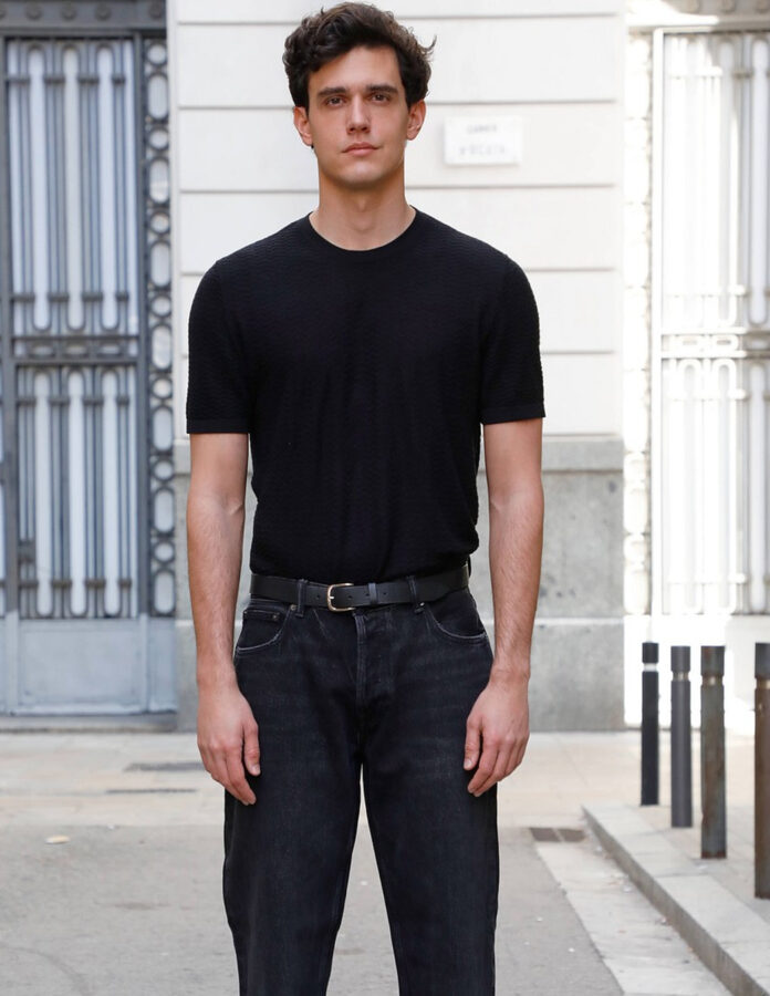 Xavi Serrano posa en una calle de Madrid para una entrevista para Rísbel Magazine