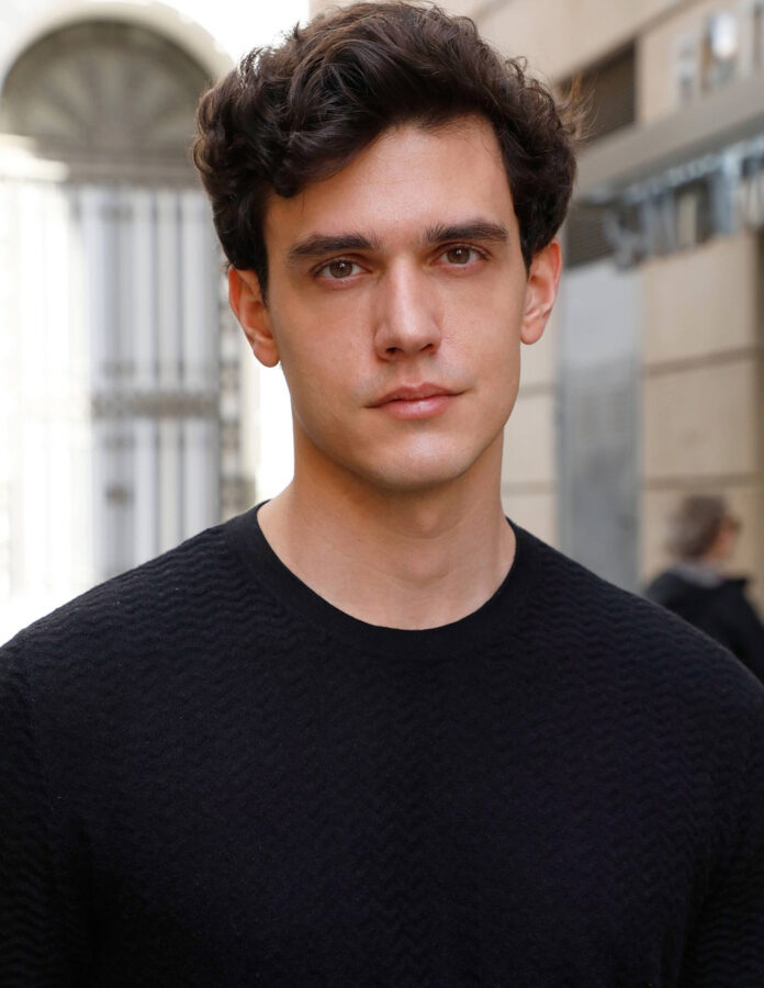 Xavi Serrano posa en una calle de Madrid para una entrevista para Rísbel Magazine