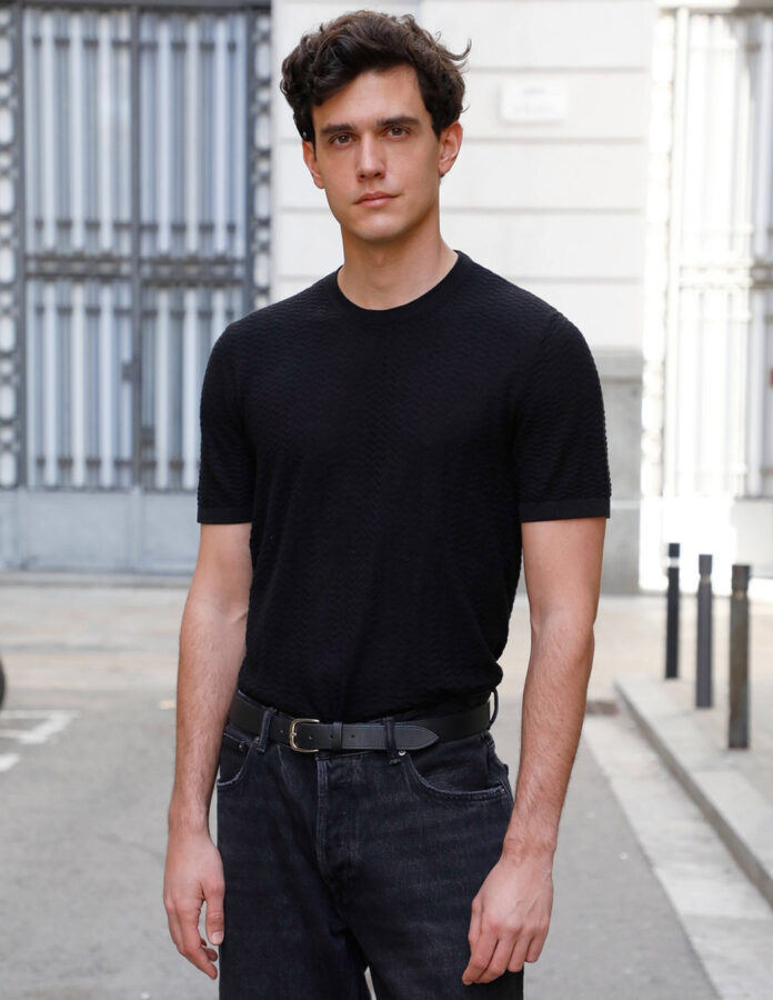 Xavi Serrano posa en una calle de Madrid para una entrevista para Rísbel Magazine