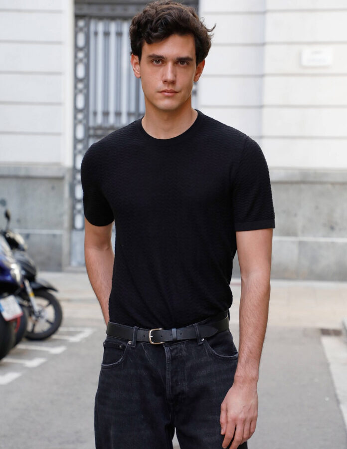 Xavi Serrano posa en una calle de Madrid para una entrevista para Rísbel Magazine