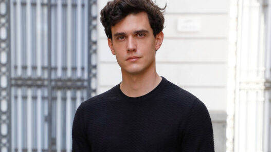 Retrato del modelo español Xavi Serrano retrato en mitad de la calle.