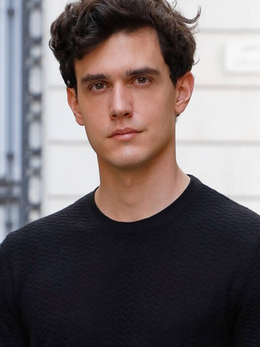 Retrato del modelo español Xavi Serrano retrato en mitad de la calle.