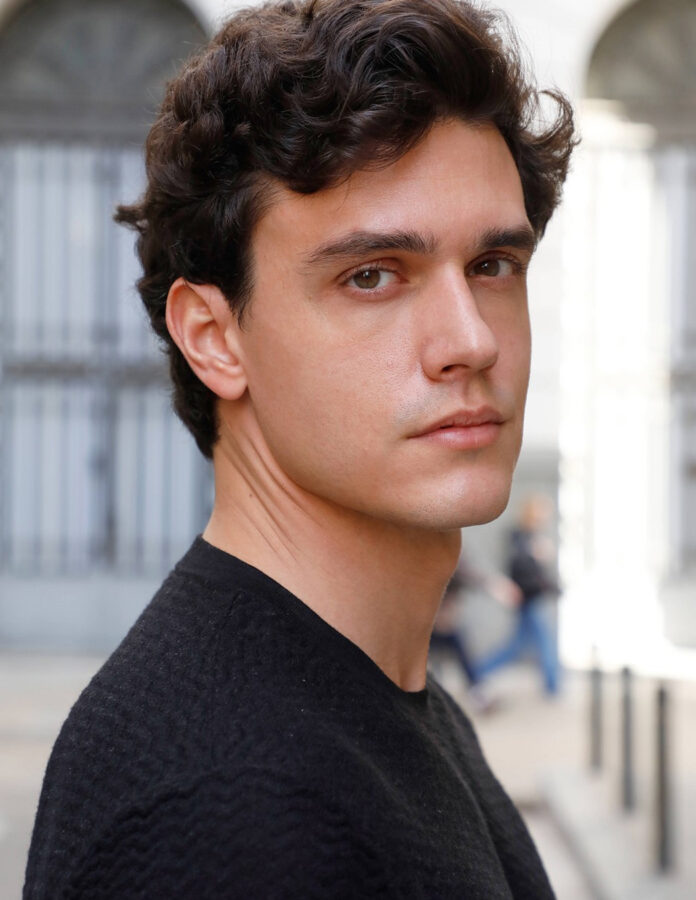 Xavi Serrano posa en una calle de Madrid para una entrevista para Rísbel Magazine