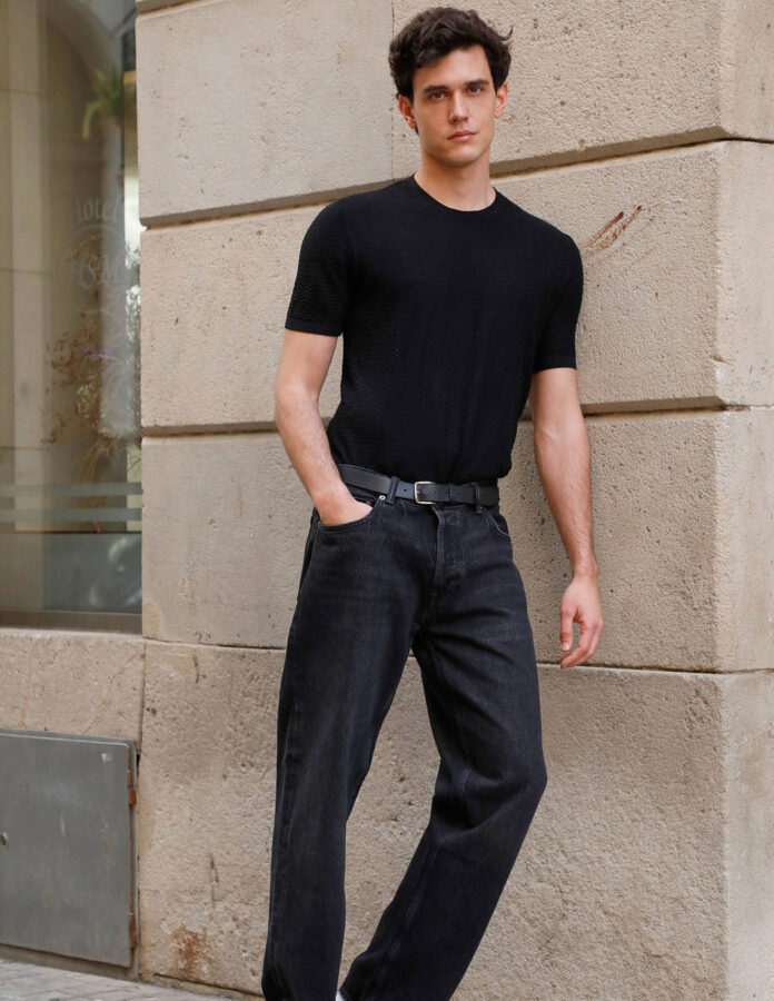 Xavi Serrano posa en una calle de Madrid para una entrevista para Rísbel Magazine