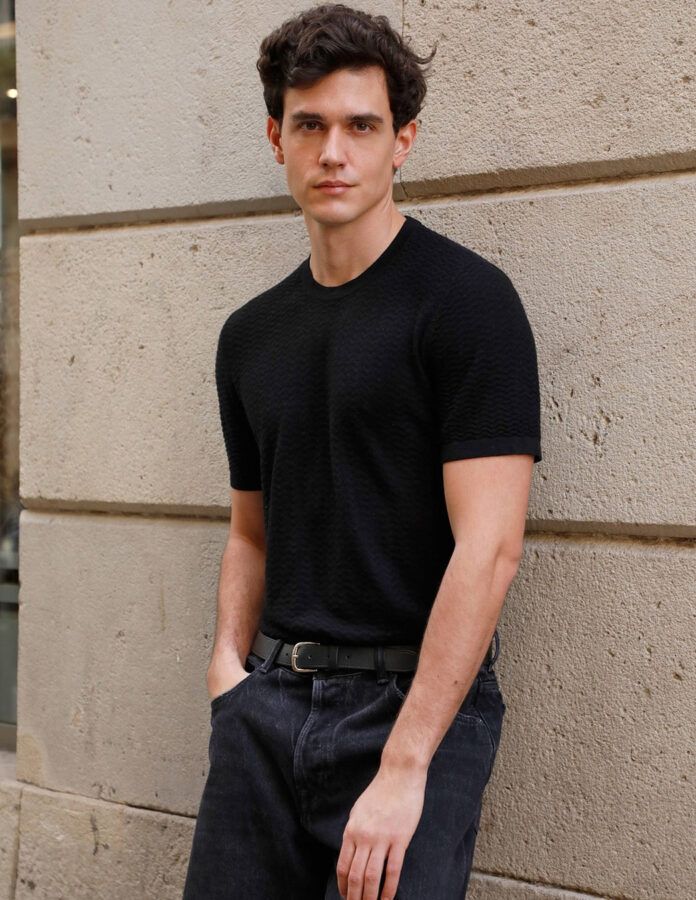 Xavi Serrano posa en una calle de Madrid para una entrevista para Rísbel Magazine