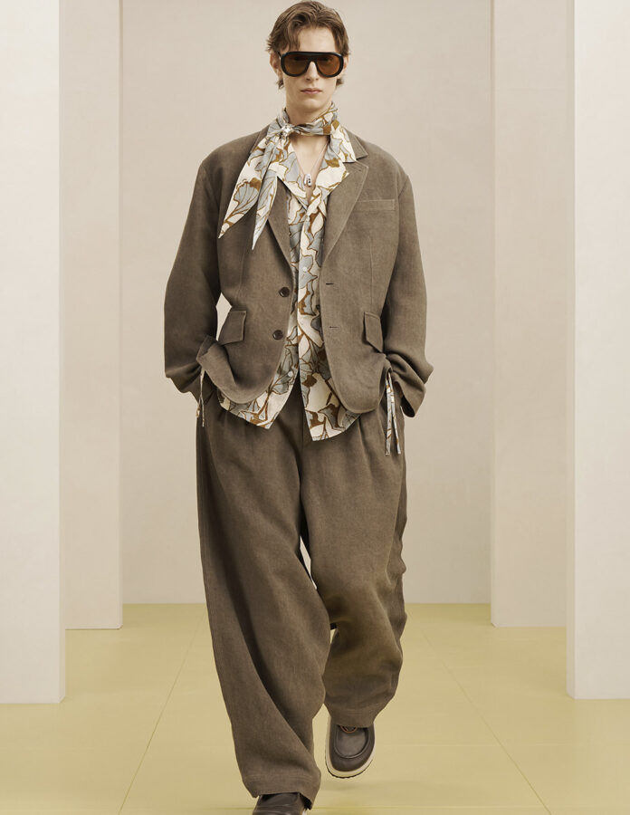 Zara colección SRPLS 2026 hombre look traje color tostado