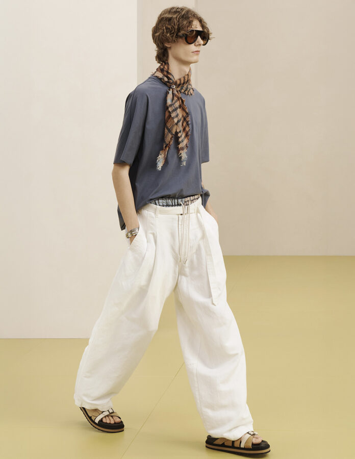 Zara colección SRPLS 2026 hombre look camiseta azul y pantalón blanco