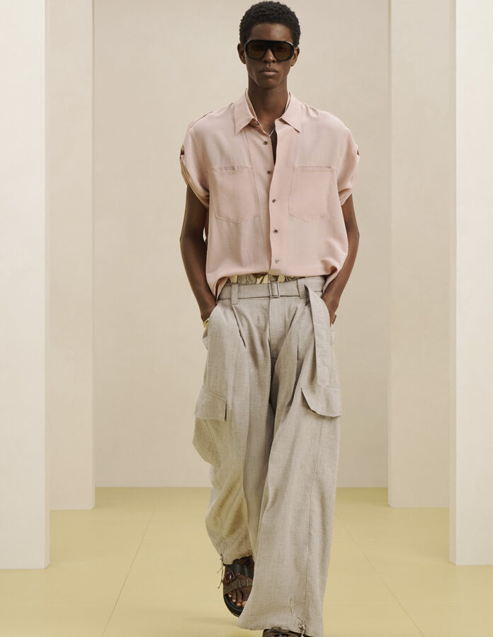 Zara colección SRPLS 2026 hombre look camisa rosa y pantalón beige