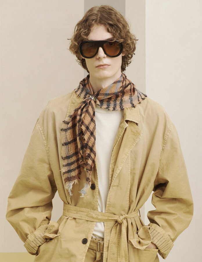 Zara colección SRPLS 2026 hombre look gabardina beige y camiseta