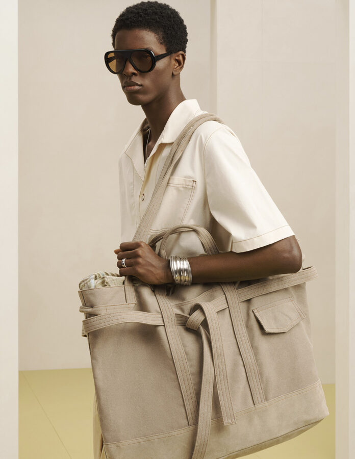 Zara colección SRPLS 2026 hombre look camisa blanca y maxi bolso