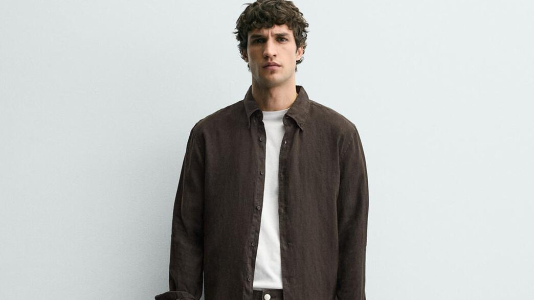 modelo vestido con una camisa de lino marrón y una camiseta básica de Zara primavera 2026