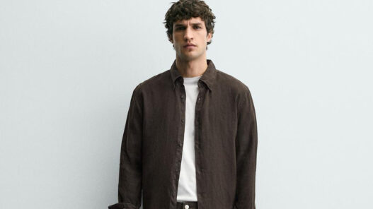 modelo vestido con una camisa de lino marrón y una camiseta básica de Zara primavera 2026