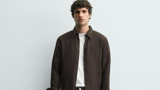 modelo vestido con una camisa de lino marrón y una camiseta básica de Zara primavera 2026