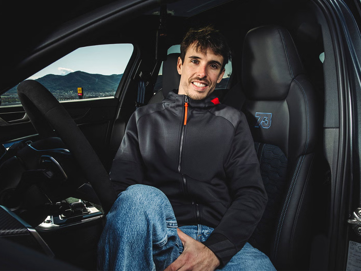 Alex Márquez en el interior de su coche personal, un Audi