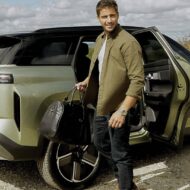 El coche de Maxi Iglesias cuesta 30.000 euros y viene de China: así es su verdadera pasión sobre ruedas Maxi Iglesias posa con un Jaecoo verde