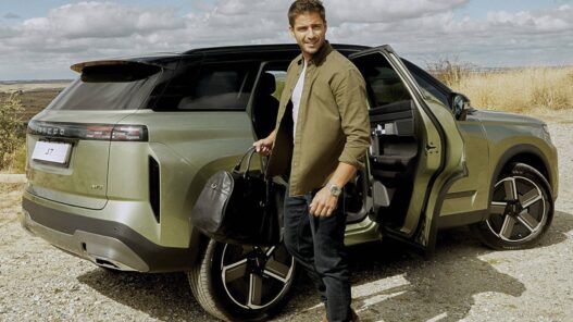 Maxi Iglesias posa con un Jaecoo verde