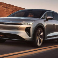 Lucid Motors: todo lo que tienes que saber sobre la nueva marca de coches que llegará este verano a España Lucid Gravity color gris oscuro circulando por una carretera
