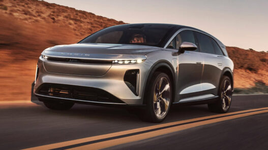 Lucid Gravity color gris oscuro circulando por una carretera