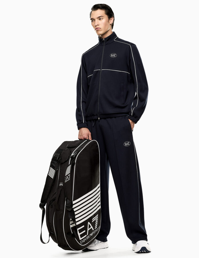 Look deportivo EA7 con chándal negro y bolsa de tenis de alto rendimiento