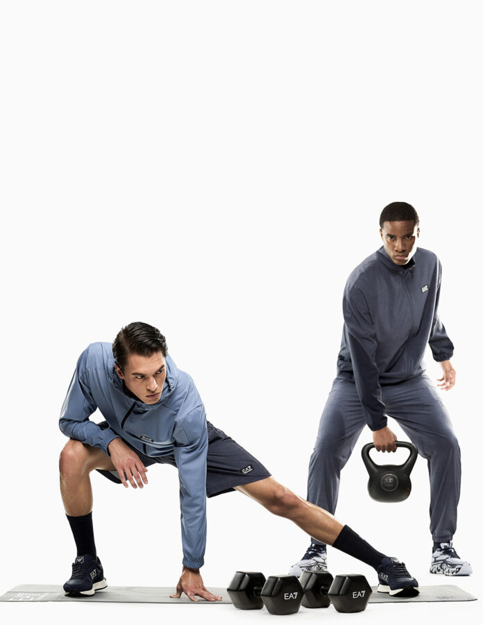 oks de entrenamiento EA7 con prendas técnicas y ejercicios funcionales con pesas