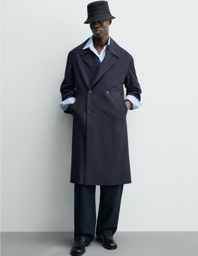 outfit para día de lluvia Trench cruzado + sombrero bucket