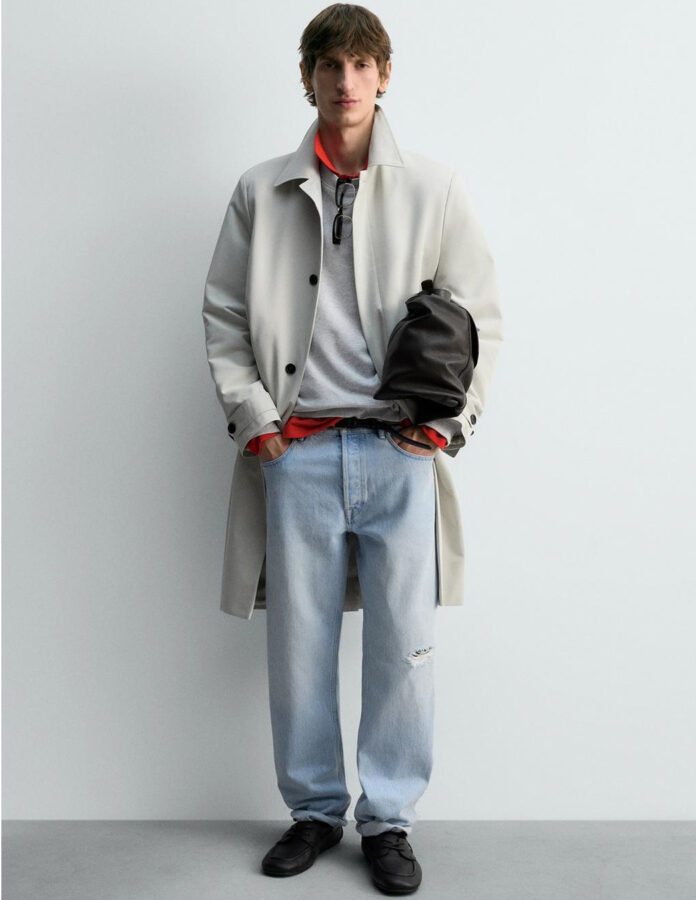 outfit para día de lluvia Trench gris + polo a todo color