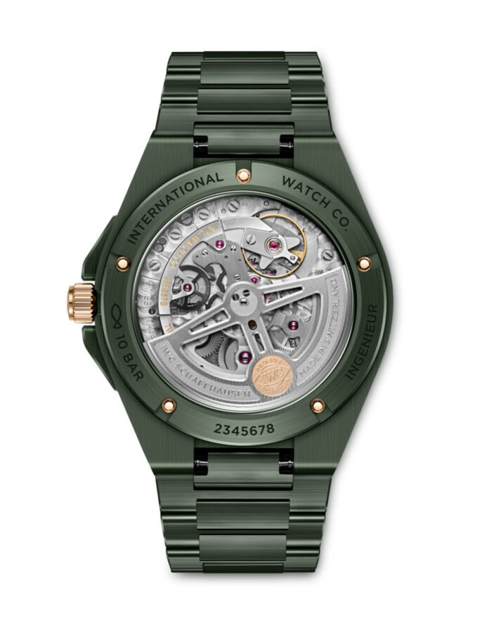 Reverso del IWC Ingenieur Automático 42 con el calibre 82110 de manufactura propia visible a través del fondo de cristal de zafiro