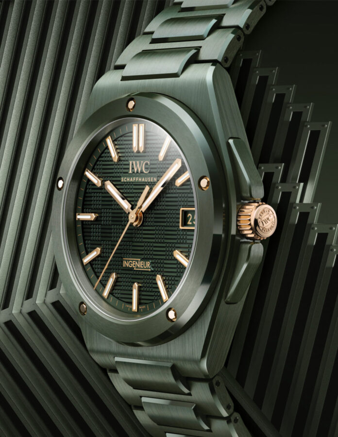 Detalle frontal del reloj IWC Ingenieur Automático 42 de cerámica verde oliva oscuro con esfera de rejilla y corona de oro rojo de 18 quilates