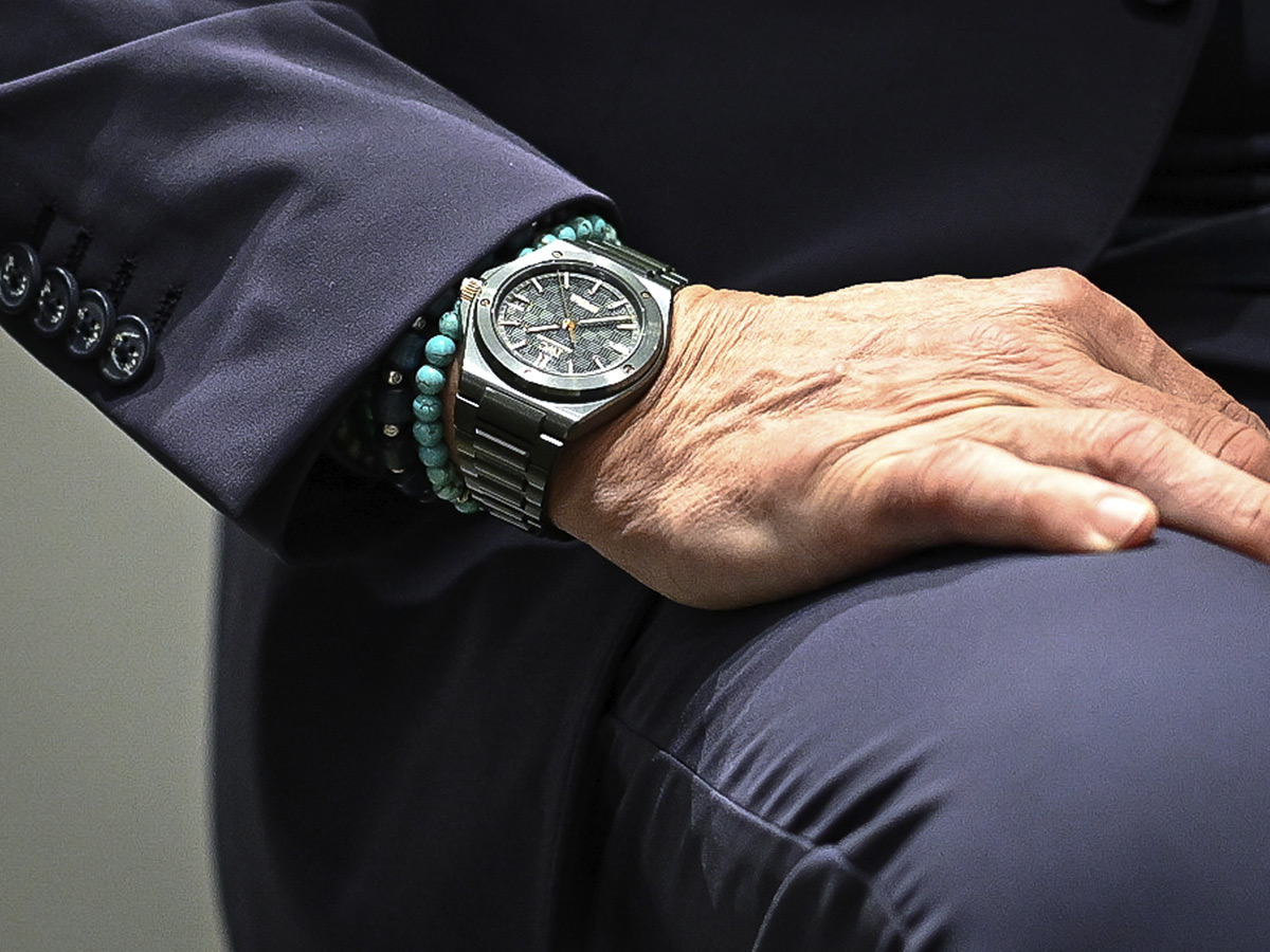 Detalle del Ingenieur Automatic 42 en cerámica verde oliva oscuro en la muñeca de Luis de la Fuente
