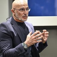 Luis de la Fuente: "El trabajo duro gana al talento cuando el talento no trabaja duro" El entrenador Luis de la Fuente durante la entrevista en la boutique de IWC en Madrid