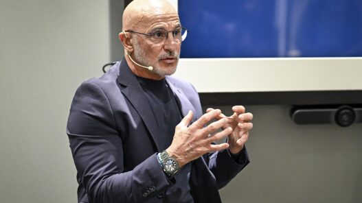 El entrenador Luis de la Fuente durante la entrevista en la boutique de IWC en Madrid