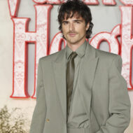 6 lecciones de estilo que nos ha dado Jacob Elordi en lo que llevamos de 2026 Jacob Elordi vestido con un traje y un abrigo, todo verde, de Bottega Veneta