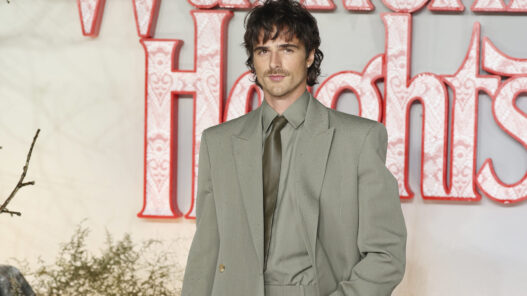 Jacob Elordi vestido con un traje y un abrigo, todo verde, de Bottega Veneta