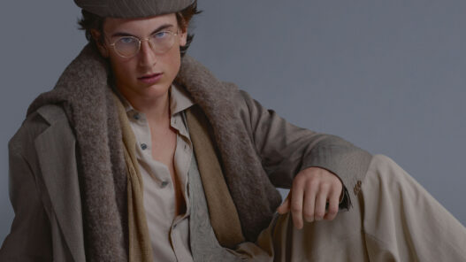 Modelo con abrigo de espiga, bufanda y gorra de la colección Armani/Archivio segundo capítulo