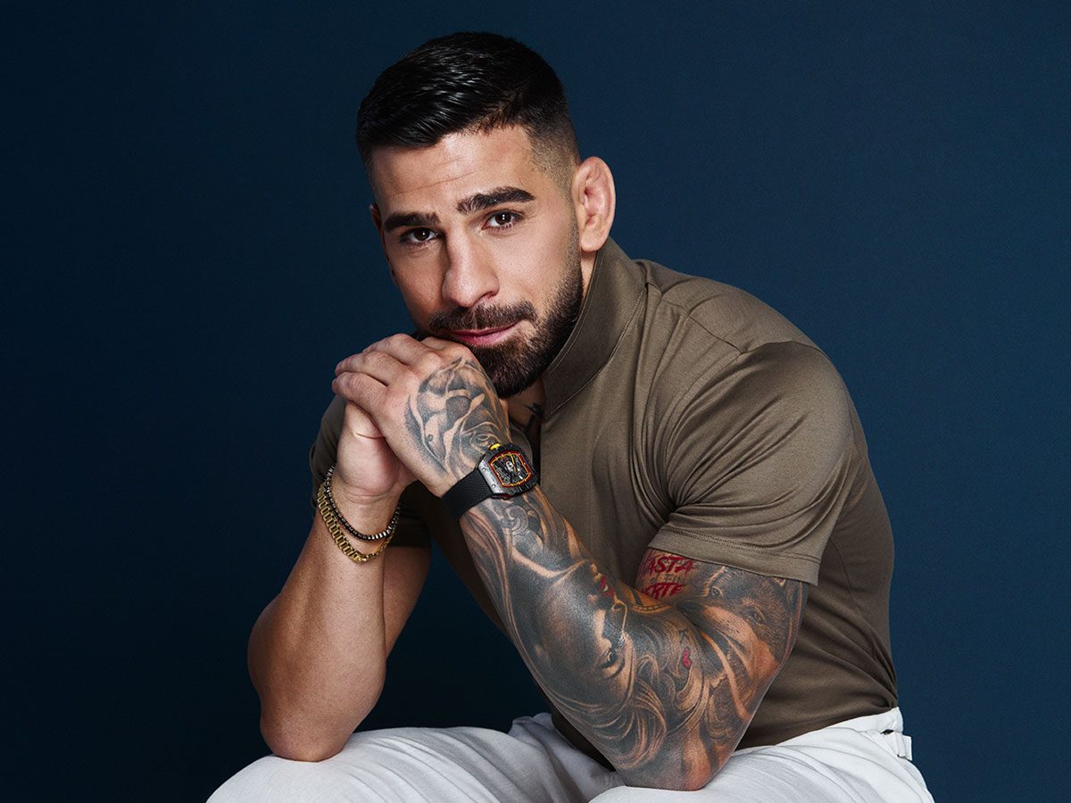 Ilia Topuria posando para el cartel de su serie HBO Max