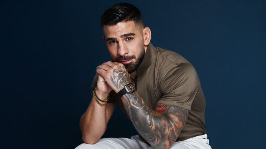 Ilia Topuria posando para el cartel de su serie HBO Max