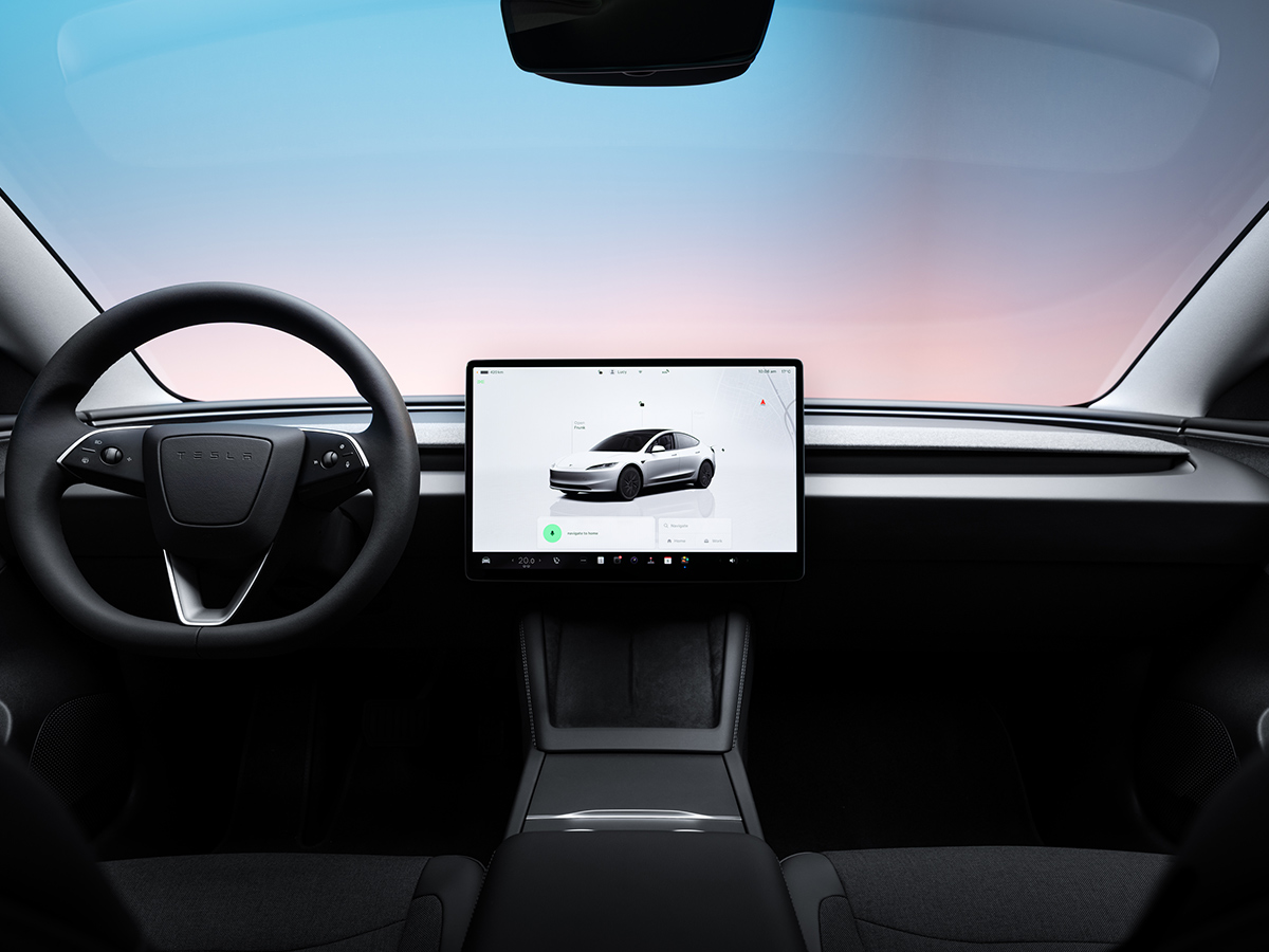 Salpicadero del Tesla Model 3 2026 con volante y pantalla táctil central de 15,4 pulgadas