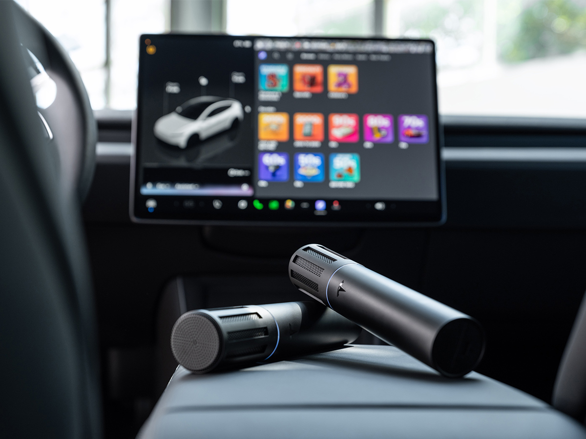 Interior del Tesla Model 3 2026 con pantalla central y accesorios de la marca sobre la consola