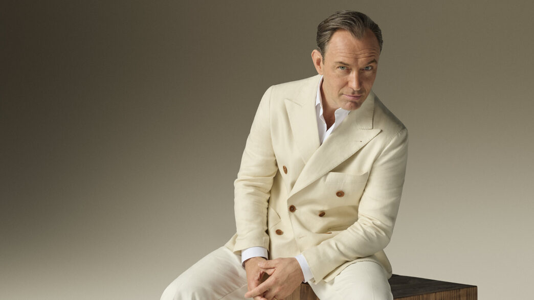 Jude Law vestido con traje blanco en la campaña de Emidio Tucci primavera 2026