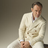 Cómo conseguir el look de Jude Law de la nueva campaña de Emidio Tucci primavera 2026 prenda a prenda Jude Law vestido con traje blanco en la campaña de Emidio Tucci primavera 2026