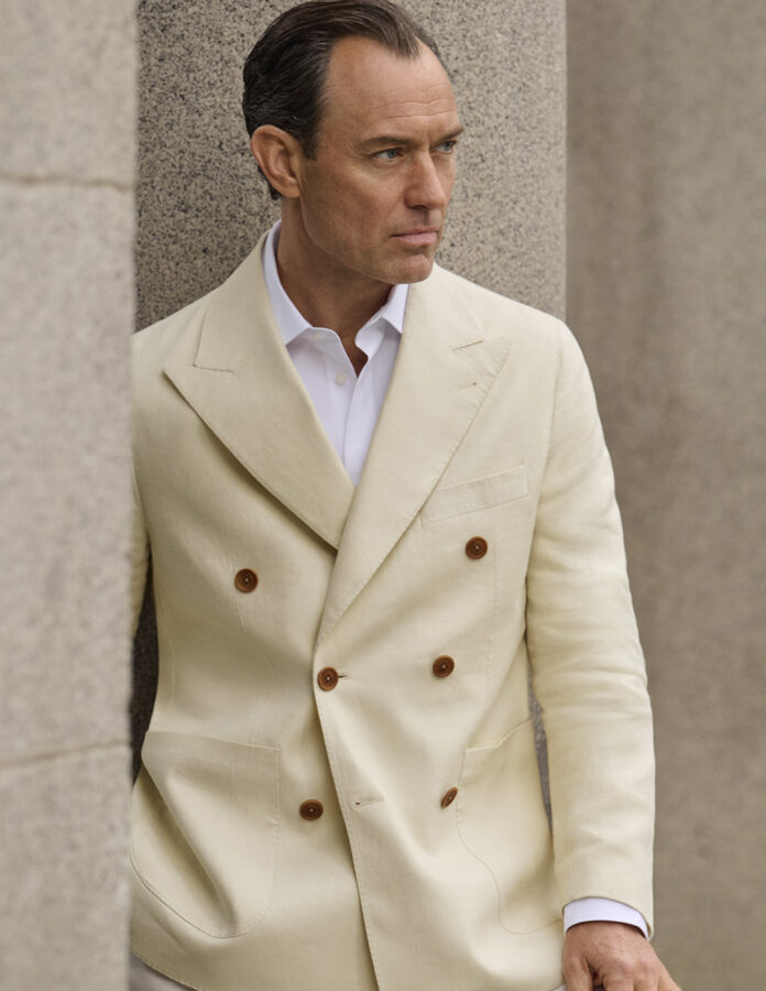 Jude Law en la campaña de primavera 2026 de Emidio Tucci con blazer cruzada blanca