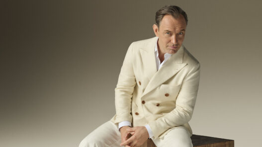 Jude Law vestido con traje blanco en la campaña de Emidio Tucci primavera 2026