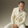 Jude Law vestido con traje blanco en la campaña de Emidio Tucci primavera 2026