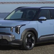 Cuesta menos de 20.000 euros, es eléctrico, SUV y promete comerle terreno al Tesla Model Y KIA EV2 2026 azul claro