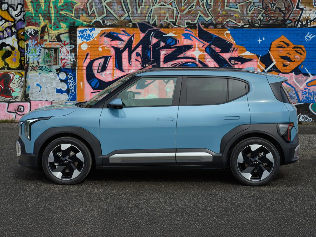 Vista del nuevo Kia EV2 azul 2026 lateral