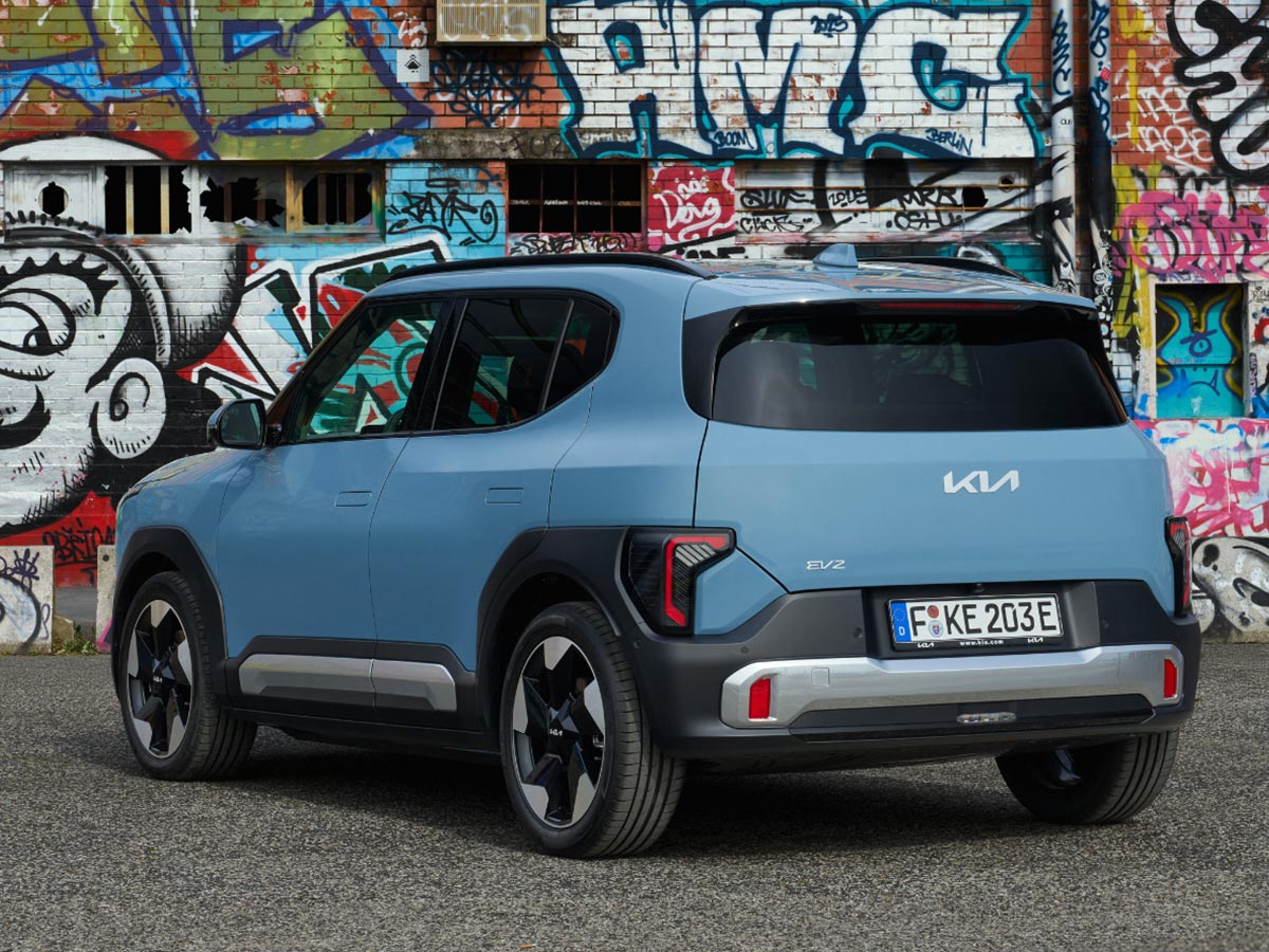 Kia EV 2 2026 azul vista trasera