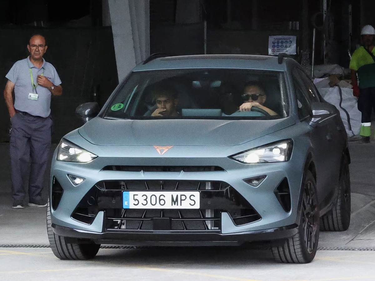 Lamine Yamal dentro de un Cupra Formentor