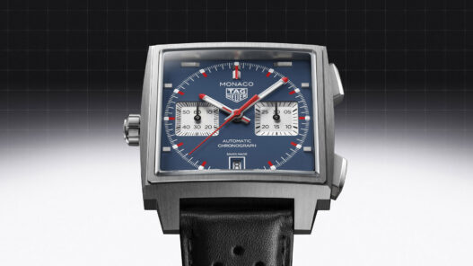 TAG Heuer Monaco Chronograph 2026 con caja de titanio grado 5 y esfera azul opalina