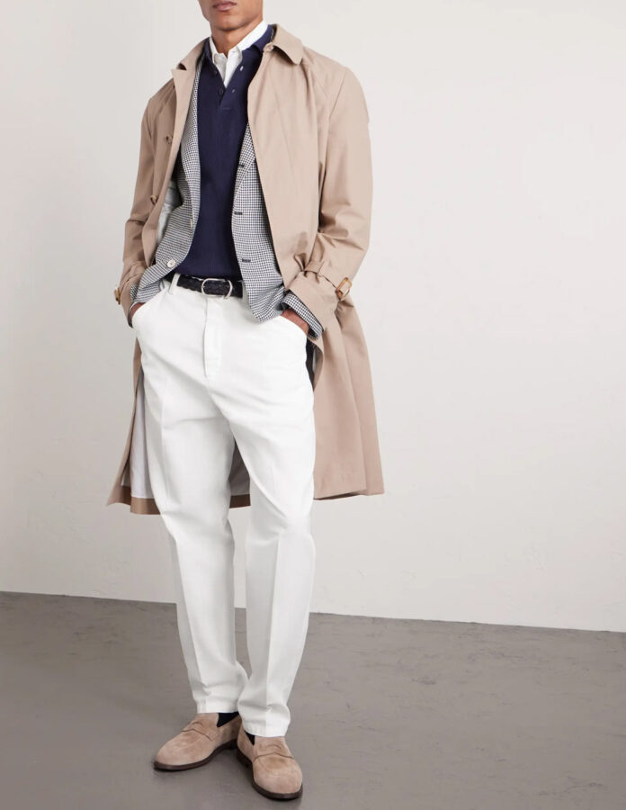 Outfit elegante de hombre con pantalón blanco, trench beige y blazer pata de gallo de Brunello Cucinelli para primavera 2026