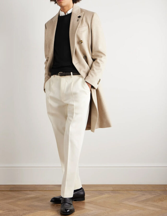 Outfit elegante de hombre con pantalón blanco con pinza, abrigo camel y mocasines negros de Zegna primavera 2026